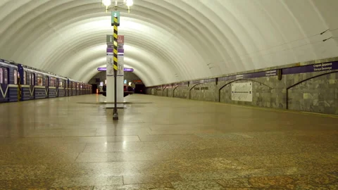 Waiting for the train in the subway Video stock 242299307