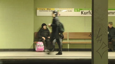 Waiting for underground train Video stock 1084559