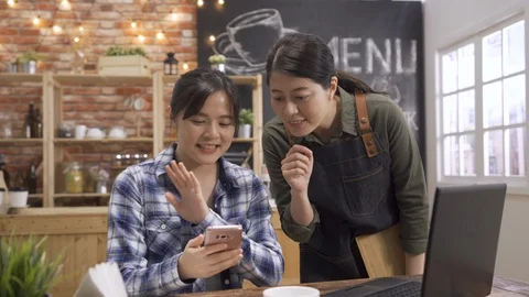 Waitress and customer discussing on smartphone Stock-Footage 109523937