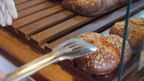 Waitress arranging breads on the bread stand in the supermarket Vídeo Stock 116751476