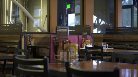 Waitress clearing a table 動画素材 77079258