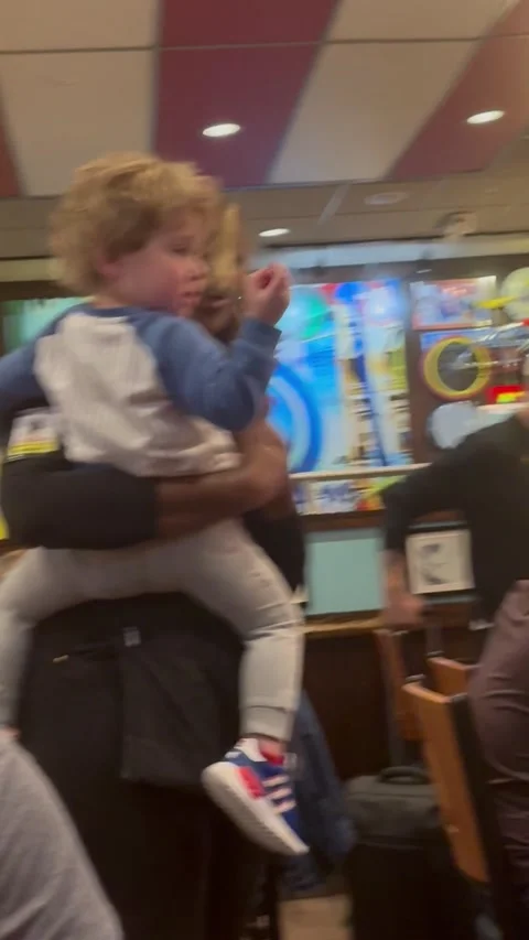 Waitress Comforts Crying Toddler While Serving Tables, Atlanta Airport, Georgia, 動画素材 323331480