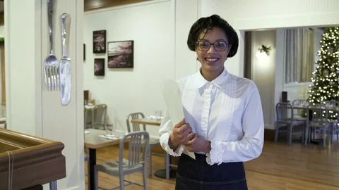 Waitress holding a menu and smiling 動画素材 75239886