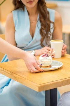 Waitress puts pastry on table Foto stock