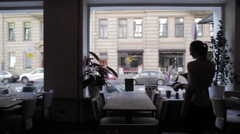 The waitress served table in a restaurant Видео 58856186