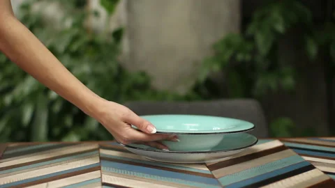 Waitress serving table with utensil 库存影片 85510695