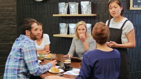Waitress taking drink orders Video stock 58128826