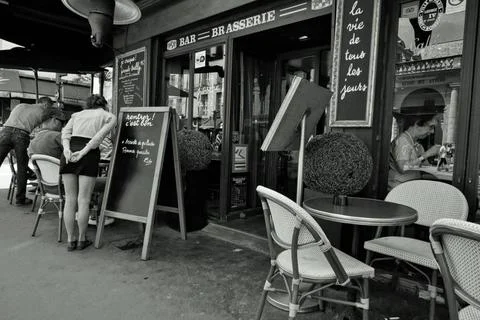 Waitress taking order, Cafe on pavement, Paris, France, Europe India Copyr... Stock-Fotos