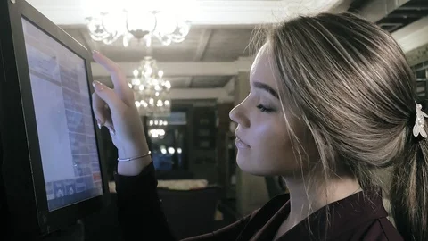 Waitress using a touchscreen in a restaurant 스톡 동영상 105987291