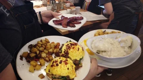 Waitress walking food to table Vidéo 227006448