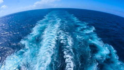 Wake behind large Cruise ship Vídeos de archivo 72207877