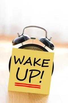 Wake up call concept with alarm clock and adhesive note Fotos Stock