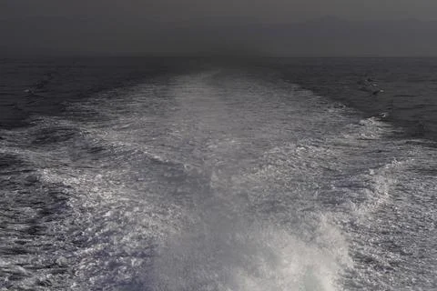 The wake of a departing ferry. e fast ferry. Stock-Fotos