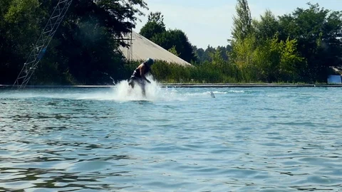 Wakeboarder crashes On Cable Wake board into a water with splashes. slow motion Vidéo 97039411