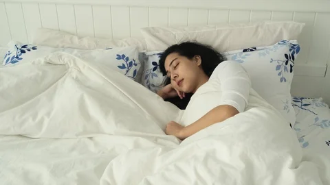 Waking up girl 库存影片 129553936
