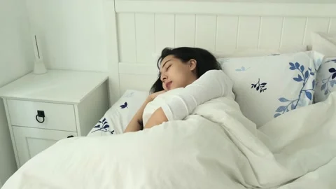 Waking up girl 库存影片 136924184
