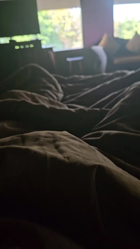 Waking up in hotel Stockbeeldmateriaal 319348483