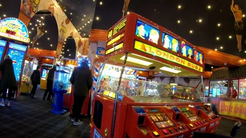 Waling through a games arcade Stockbeeldmateriaal 122285839