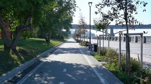 Walk along the bike path Vidéo 113974426