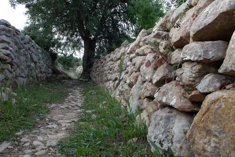 Walk along the stone path in Vale Encantado, Guia, Albufeira, Portugal, Foto stock