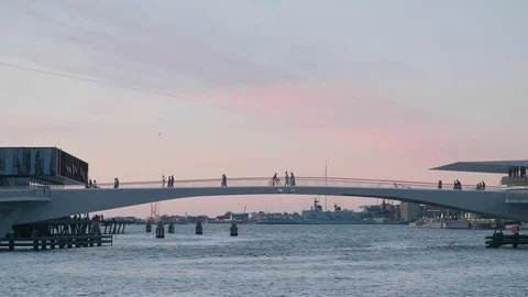 Walk and cycle bride at dusk 動画素材 125627933