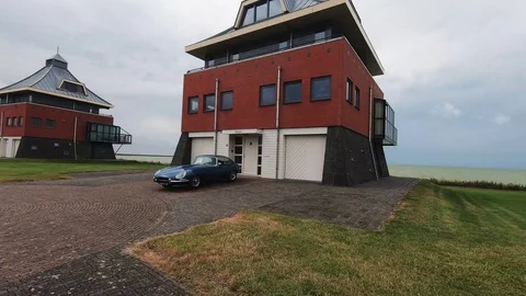 Walk around the Jaguar E-Type (1966) Video stock 116303203