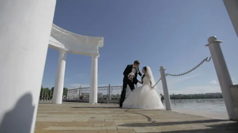 Walk around the lake Vídeo Stock 32475968