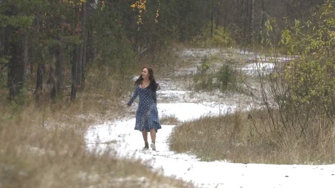 Walk in the autumn forest under the first snow. Видео 71287592