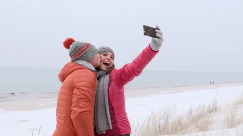 Walk on the beach selfie Video stock 62730588