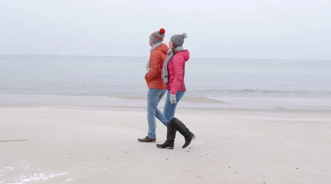 Walk on the beach simply walking Stockbeeldmateriaal 62710044