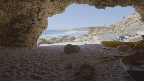 Walk to the beach through a cave Vidéo 92313759