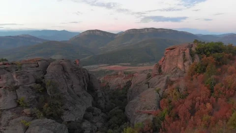 Walk between rock valley Stockbeeldmateriaal 148787392