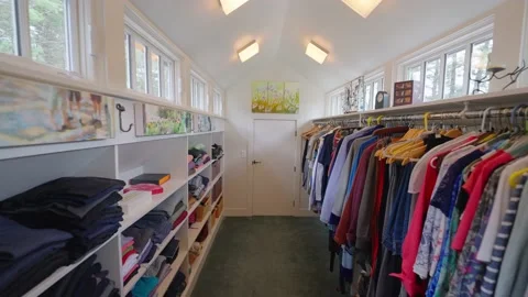Walk in Closet (4k) Video stock 168330312