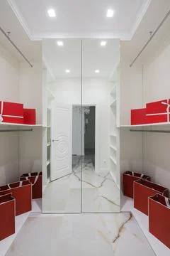 Walk-in closet with red boxes and mirrors 스톡 사진