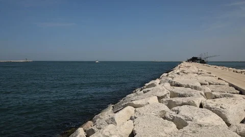 Walk in the dam at Sottomarina 動画素材 105243577
