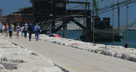 Walk in the dam at Sottomarina 動画素材 105248404