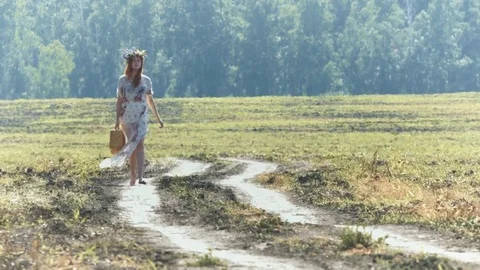 Walk in the field. Видео 78677062