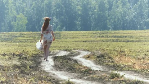 Walk in the field. Stockbeeldmateriaal 78678075