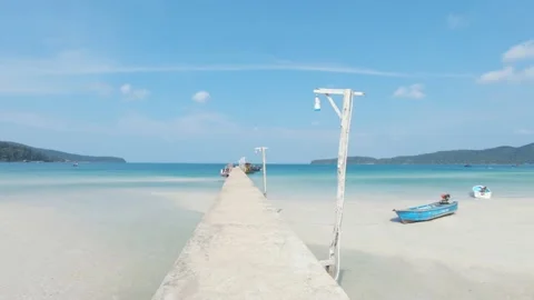 Walk on pier point of view. Koh Rong tropical Island, Cambodia. Paradisiac Vídeo Stock 156013366