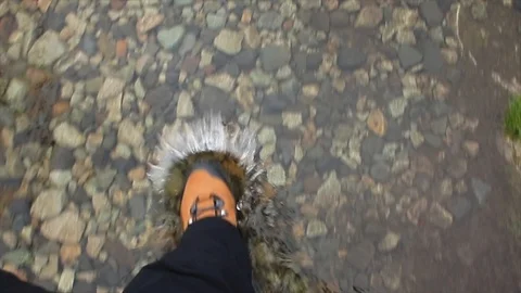 Walk on a puddle of water 库存影片 124985884