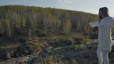 A walk by the river 库存影片 61530979