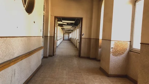 Walk through abandoned and deteriorated asylum corridor Vidéo 92881484