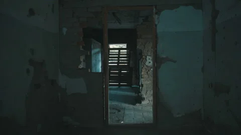 Walk through an abandoned building Видео 95235645