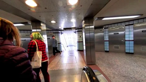 Walk through clean Clark/Division subway station, Chicago Transit Authority Vídeo Stock 258780441