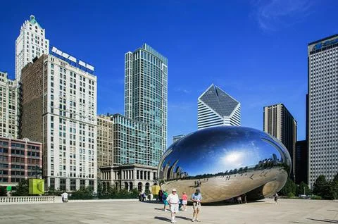 Walk through Cloud Gate sculpture in Chicago's Millennium Park, Illinois Stock Photos