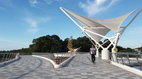 Walk through Sultan Omar 'Ali Saifuddien Pedestrian Bridge Stock-Footage 101150759