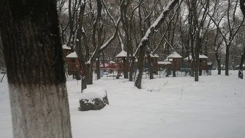 Walk through the winter park. View of abandoned children's rides. 60fps. 4k Stockbeeldmateriaal 102185779