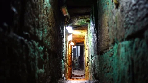 Walk in the tunnel Video stock 85510978