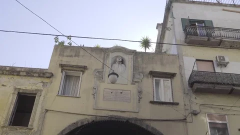 A walk in a typical street of Naples, the camera enters in the market. Video stock 83545808