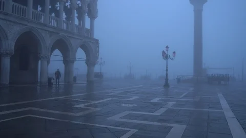 A walk in Venice at a foggy morning Stock Footage